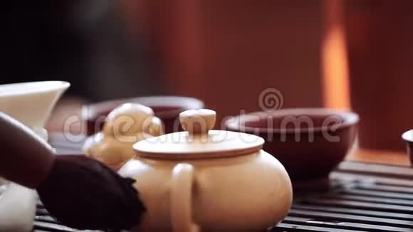 用专用刷子将水壶从沸水滴中擦拭干净中国茶道仪式视频的预览图