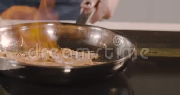 炸虎虾在厨房用火焰煎锅上准备视频的预览图