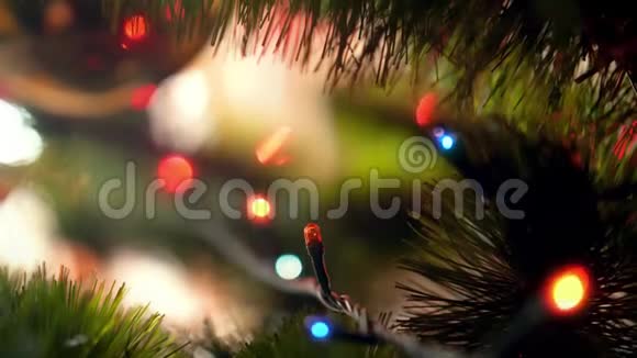 在圣诞树上的花环上特写彩色发光和闪烁LED灯的宏观视频完美的镜头视频的预览图