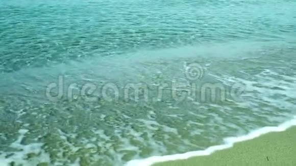 热带海滩近景黄沙滩上波浪的顶景视频的预览图