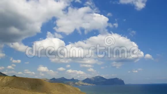 山地景观海滨海边城市的美景视频的预览图