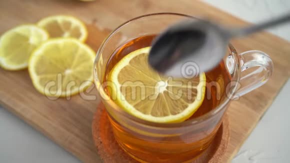 一个人用柠檬搅拌茶然后把勺子放在旁边免疫恢复饮品视频的预览图