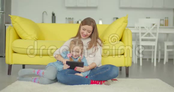 免费妈妈和女孩在网上玩平板电脑视频的预览图