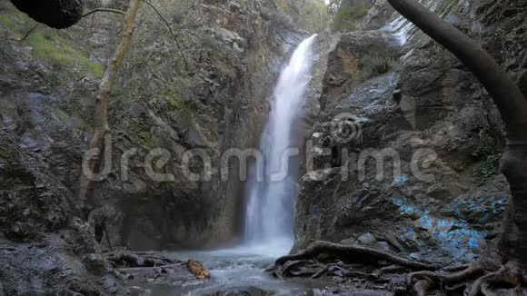 塞浦路斯Millomeris瀑布强大的水流自然地标视频的预览图