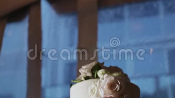 在四层蛋糕和粉红色玫瑰上特写慢镜头视频的预览图