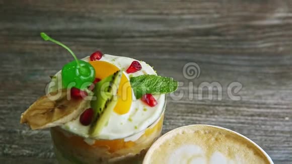提供水果奶油甜点和卡布奇诺咖啡的顶级特写视频的预览图