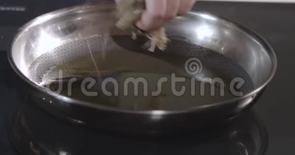 厨师在锅里准备炸虾海鲜准备视频的预览图