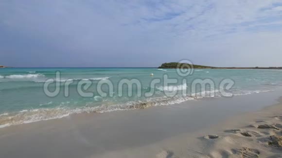 美丽的海浪正在暑假中冲刷着热带海岸的白沙滩视频的预览图