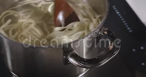 用木勺混合煮面视频的预览图