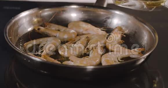 虾在厨房的平底锅里煎火在锅里燃烧视频的预览图