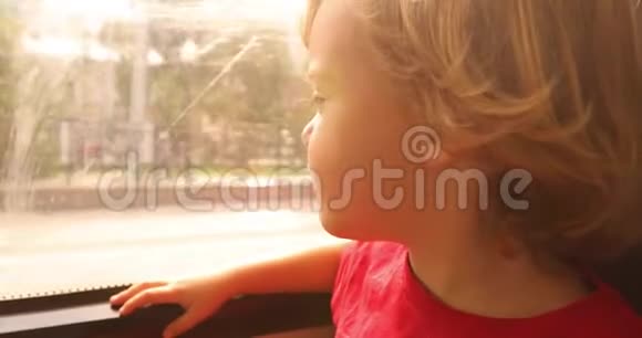 疲惫的小男孩乘公共汽车旅行视频的预览图