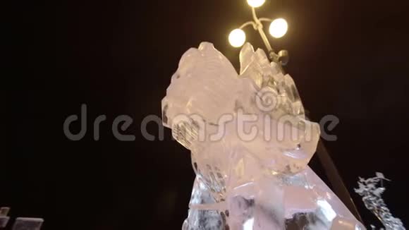 冰冻格里芬的冰雕俄罗斯的冰雕冰城的雕塑透明雕塑视频的预览图