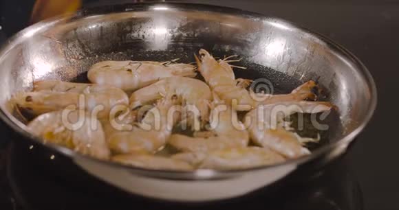 在餐厅厨房里和火虾一起工作的厨师视频的预览图