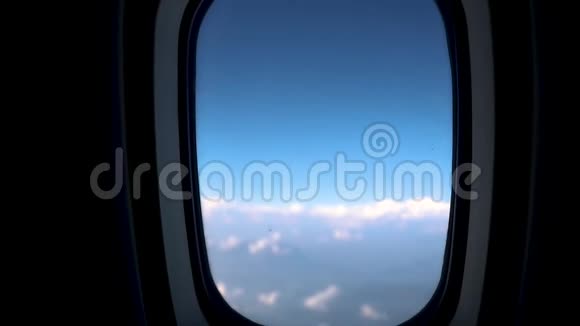 喜马拉雅山脉的飞行背景模糊视频的预览图