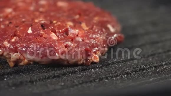 生肉加香料烧烤街头美食特写视频的预览图