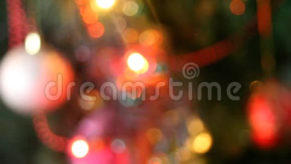 离焦闪烁的灯光花环背景上有圣诞树和树视频的预览图