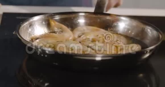 在一个煎锅上把一个正在准备佛兰比菜虾的厨师关起来视频的预览图
