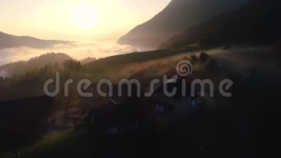 斯洛文尼亚山顶和森林上空雾的空中日出景观视频的预览图