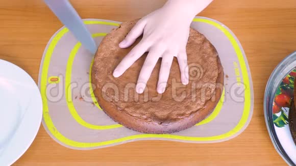 切彩色饼干蛋糕视频的预览图