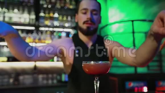 酒保把喝完的鸡尾酒端上了摄像机视频的预览图