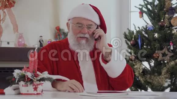 圣诞老人在打电话视频的预览图