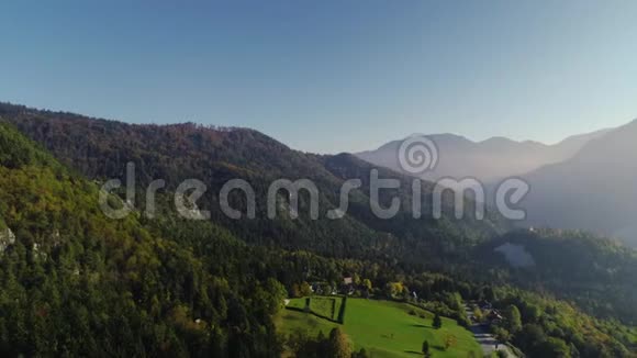 斯洛文尼亚山顶和森林上空雾的空中日出景观视频的预览图