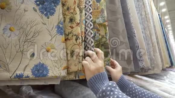 女人在DIY商场的五金店里选择纺织窗帘视频的预览图