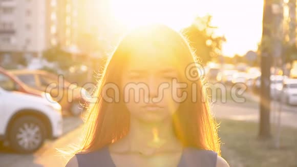 沮丧的女孩离开相机在傍晚的阳光下视频的预览图