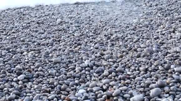 法国诺曼底埃特雷塔海滩上的石头上的和平海渣视频的预览图