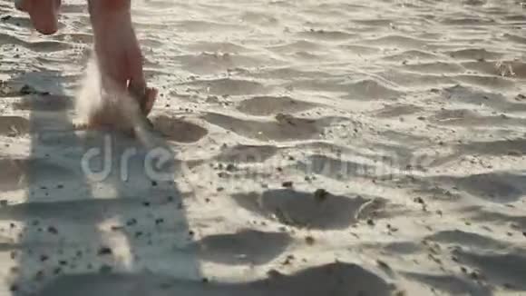 罕见的观点一个赤脚妇女的脚跑在沙滩上的黄色运动赤足运动型越野车视频的预览图