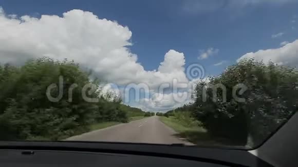 汽车沿着这条路行驶视频的预览图