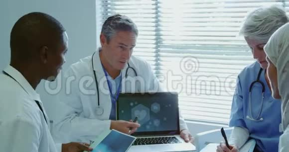 多民族医生在医院讨论笔记本电脑的正面看法视频的预览图