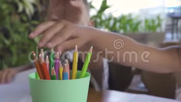 小男孩和小女孩用彩色铅笔在纸上画画兄弟姐妹通过视频的预览图