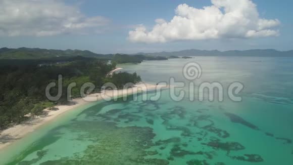 有海滩和大海的海景菲律宾吕宋带珊瑚的沙滩和泻湖菲律宾群岛视频的预览图