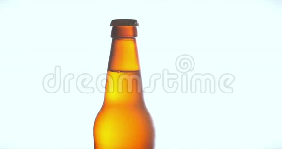 背景白色啤酒瓶新鲜啤酒冷光啤酒一滴水新鲜度和泡沫4K视频的预览图