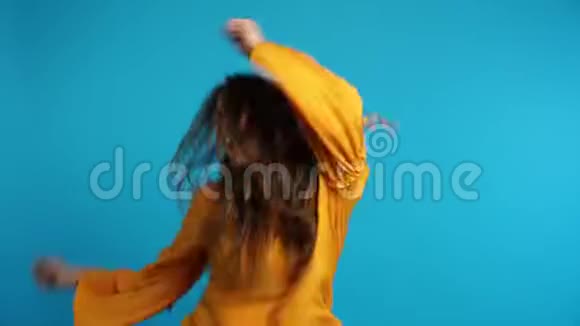 快乐无忧无虑的女人在蓝背上跳舞视频的预览图