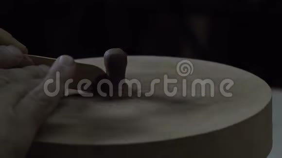 工匠陶工从宜兴陶土制作陶土壶盖中国茶道用粘土茶壶4k录像5994fps视频的预览图