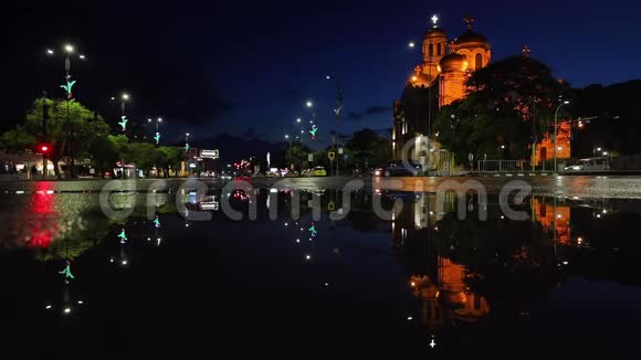 瓦尔纳城市景观市中心的夜生活和大教堂视频的预览图