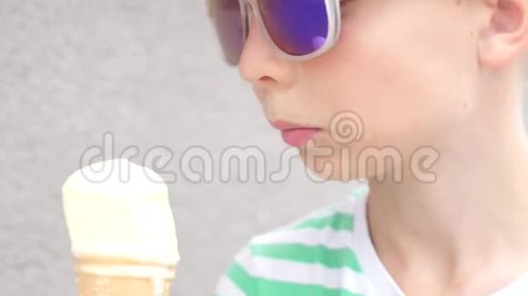 青少年在夏天吃冰淇淋视频的预览图