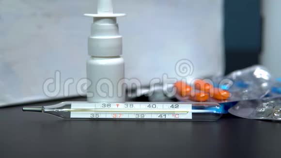 女人拿温度计桌上的药物视频的预览图