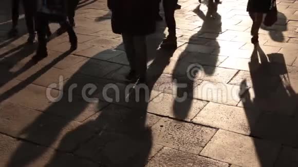 意大利威尼斯人们在城市广场散步视频的预览图