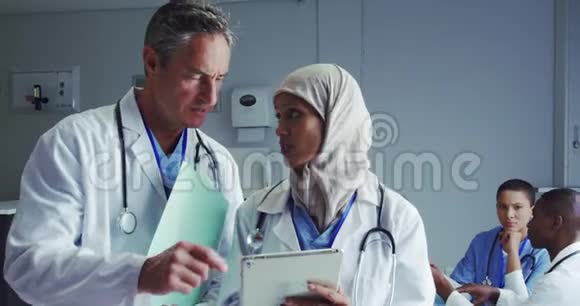 多民族医生对医院数字化平板电脑的正面探讨视频的预览图
