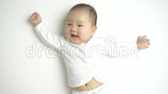 亚洲华人宝宝白色背景视频的预览图