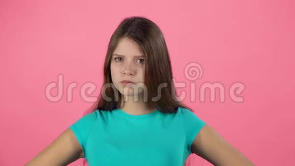 小雌性在粉红色的背景上生气和不满意慢动作视频的预览图
