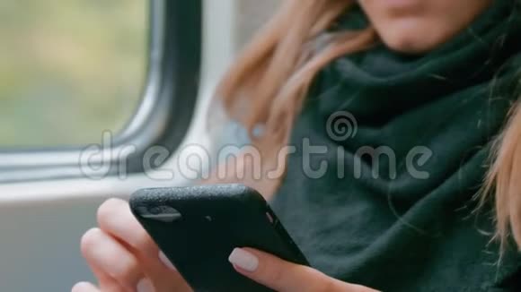 年轻孤独的不被认可的女孩乘坐地铁或电车使用智能手机慢动作视频的预览图