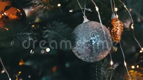 有花环的圣诞树玩具视频的预览图