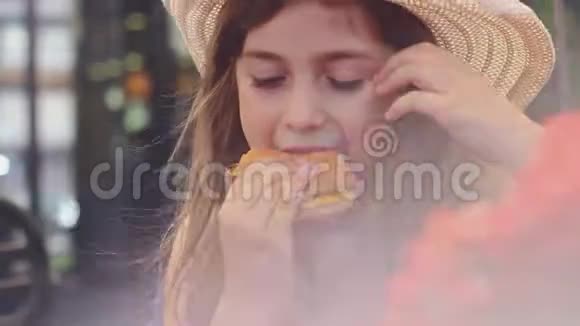 戴着草帽的小女孩吃着三明治玩着气球视频的预览图