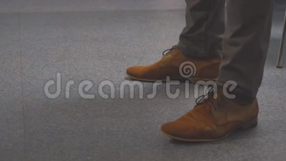 穿棕色鞋子的脚视频的预览图