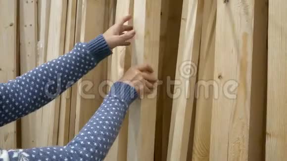 女人在DIY商场的五金店里选择木制木板视频的预览图
