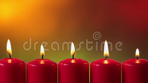 圣诞快乐的祝福写在点燃的圣诞蜡烛上视频的预览图